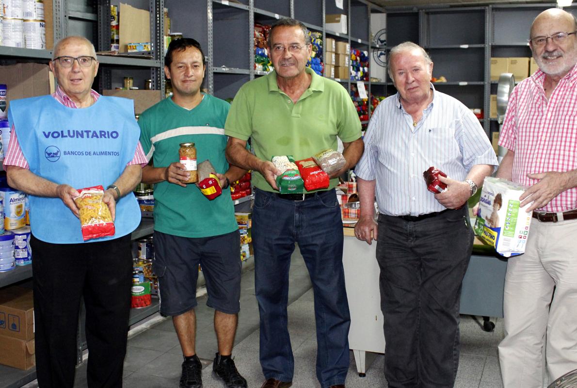 Lanza, primero por la derecha, con algunos de los voluntarios e Iván (segundo por la izquierda)