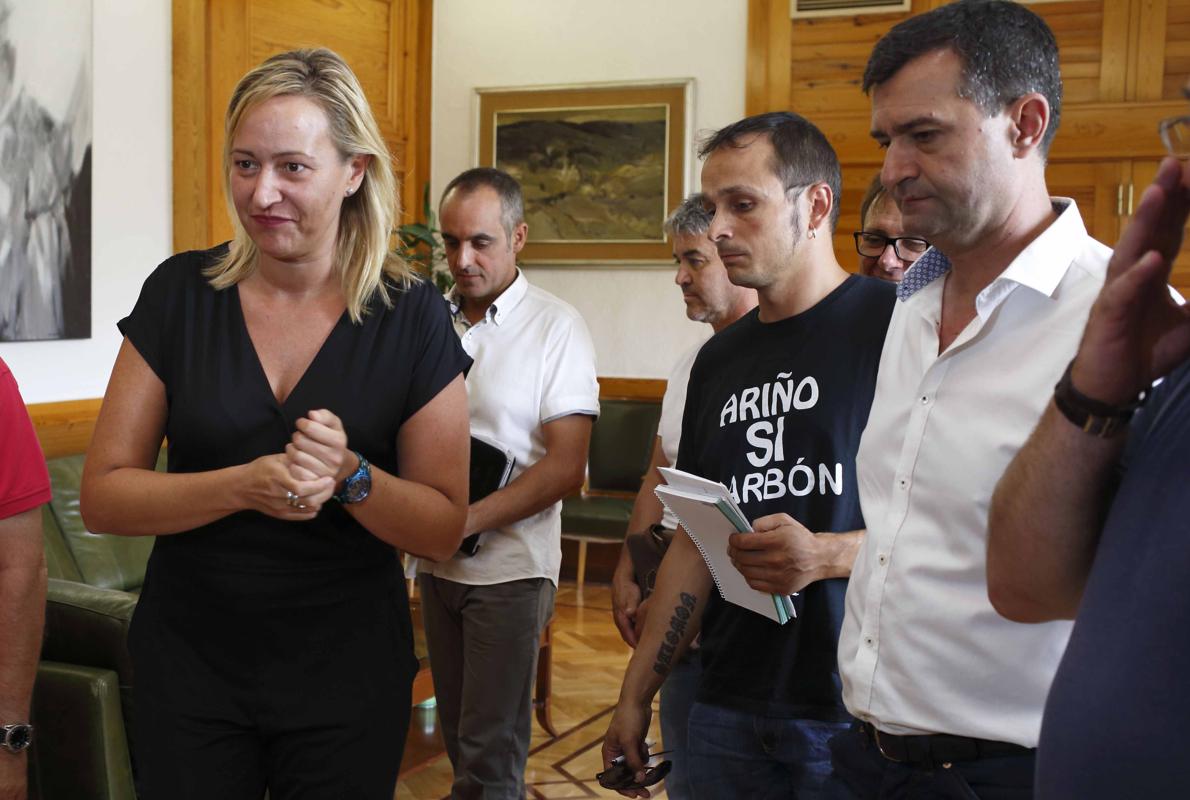 La consejera aragonesa de Economía, Marta Gastón, con representantes de la minería del carbón