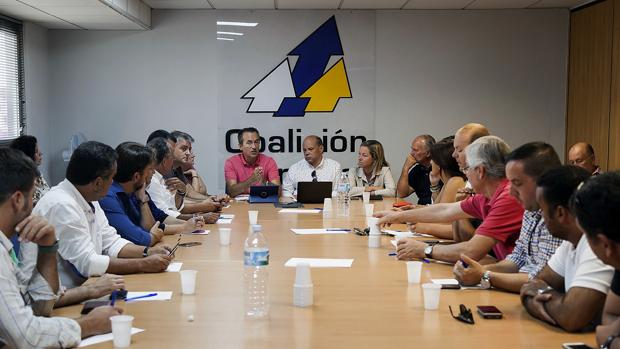 El consejo político nacional de CC reunido este domingo para debatir su postura en la investidura de Rajoy