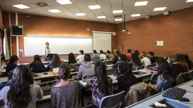 Imagen de archivo de estudiantes universitarios