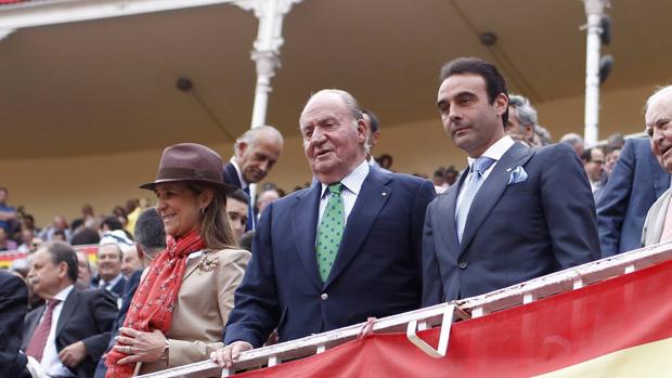 El Rey emérito Juan Carlos I junto a la Infanta Cristina y Enrique Ponce