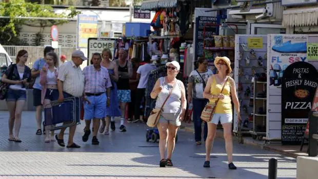 Turistas por una calle comercial de Benidorm.