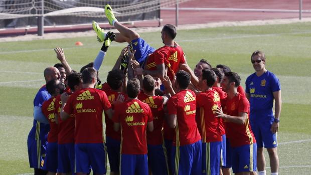 Los jugadores de la selección española mantean a Alcácer en el entrenamiento de estre martes