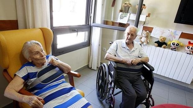 Dos personas mayores, en una residencia madrileña para la tercera edad