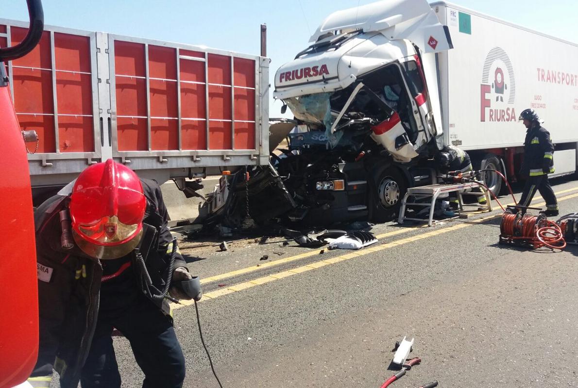 Estado en que quedó la cabina del camión tras el choque en el que perdió la vida su conductor