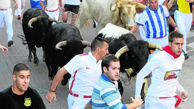 Un grupo de expertos corredores, ayer, durante el cuarto encierro de San Sebastián de los Reyes