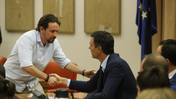 Pablo Iglesias saluda a Pedro Sánchez en la sesión constitutiva de la Diputación Permanente del Congreso de los Diputados el pasado 18 de agosto