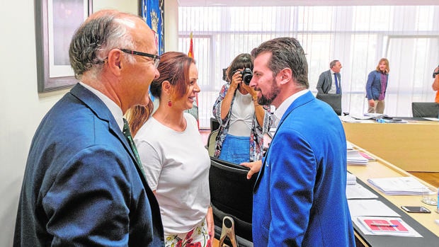 Silvia Clemente, Ramiro Ruíz Medrano y Luis Tudanca charlan antes de la reunión de la Junta de Portavoces