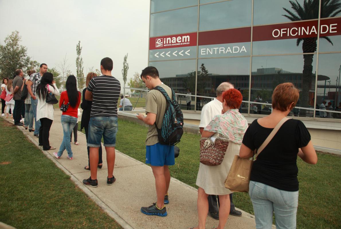 Desempleados haciendo cola a las puertas de una oficina del INAEM