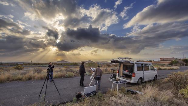 Entre las nubes, en Tenerife, el eclipse solar que se produco la mañana de este jueves