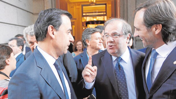 Juan Vicente Herrera conversa con Fernando Martínez-Maillo antes del debate de investidura
