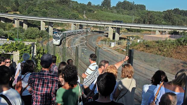 Los familiares de las víctimas del accidente en uno de los homenajes