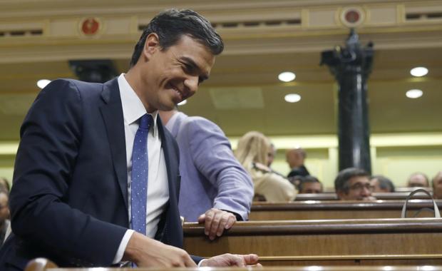 El secretario general del PSOE, Pedro Sánchez, en su escaño durante la tercera sesión del debate de investidura