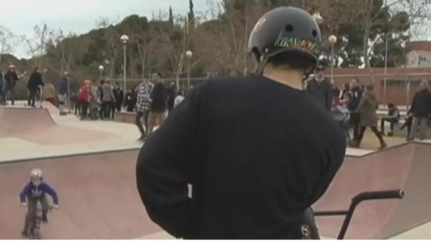 Una imagen de un patinador en el "skatepark" durante su inauguración