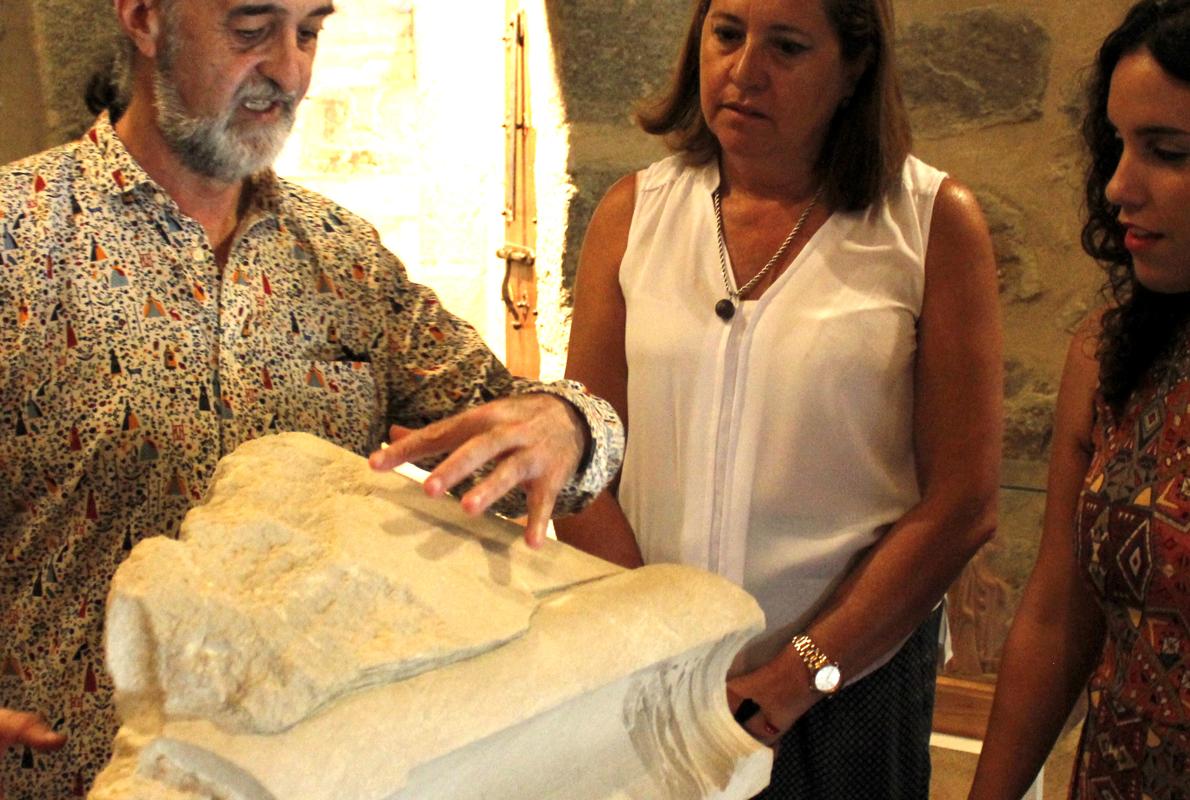 Rosa Rodríguez e Inés Sandoval, con el artista