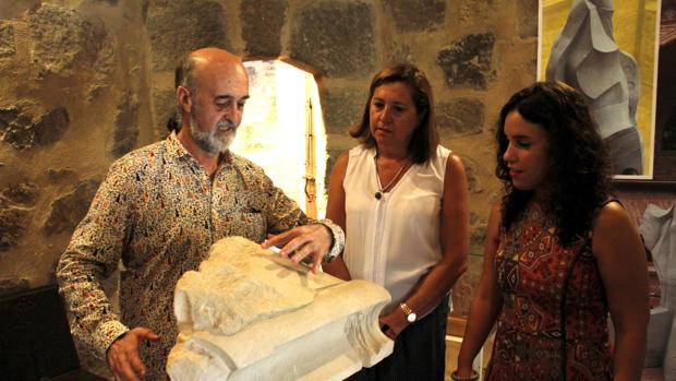 El maestro artesano Pablo Costilludo expone su obra en el Torreón del Puente de San Martín