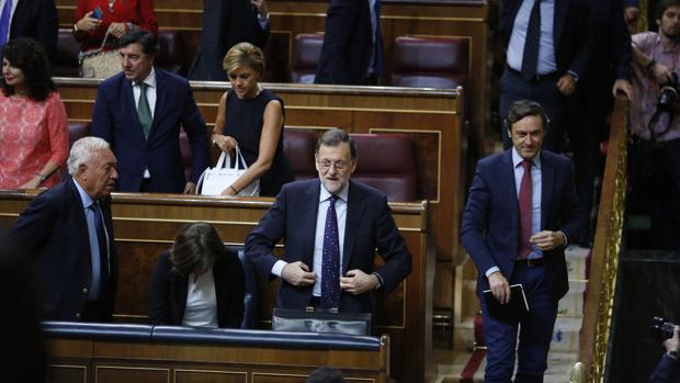 Mariano Rajoy, junto a los miembros de su partido en el debate de investidura