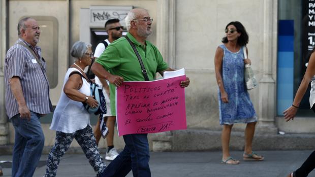 Un ciudadano, ayer, reclamando sentido común