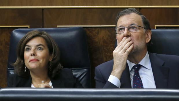 El presidente del Gobierno en funciones, Mariano Rajoy, y su vicepresidenta, Soraya Sáenz de Santamaría