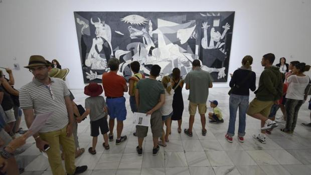 Visitantes ante el Guernica de Picasso, en el Reina Sofía