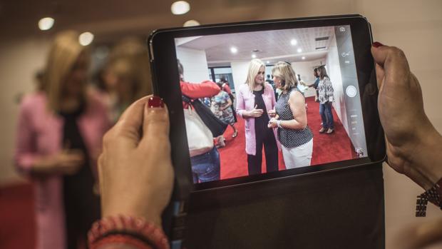 Una mujjer fotografía a Isabel Bonig junto a Cristina Cifuentes, este domingo en Bilbad