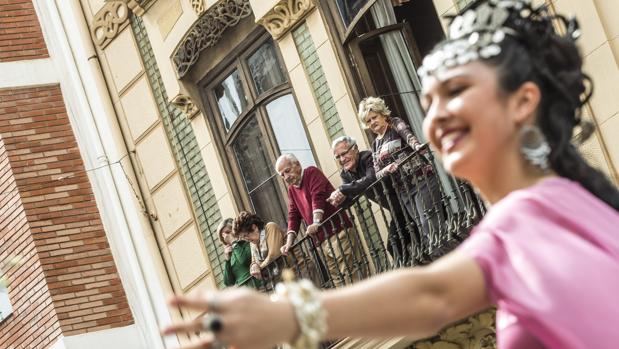 Imagen de Ribó en un balcón de la calle de la Reina el pasado Domingo de Resurrección