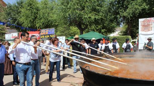 Villanueva de los Infantes consigue el récord Guinness   con un pisto de 1.254 kilos