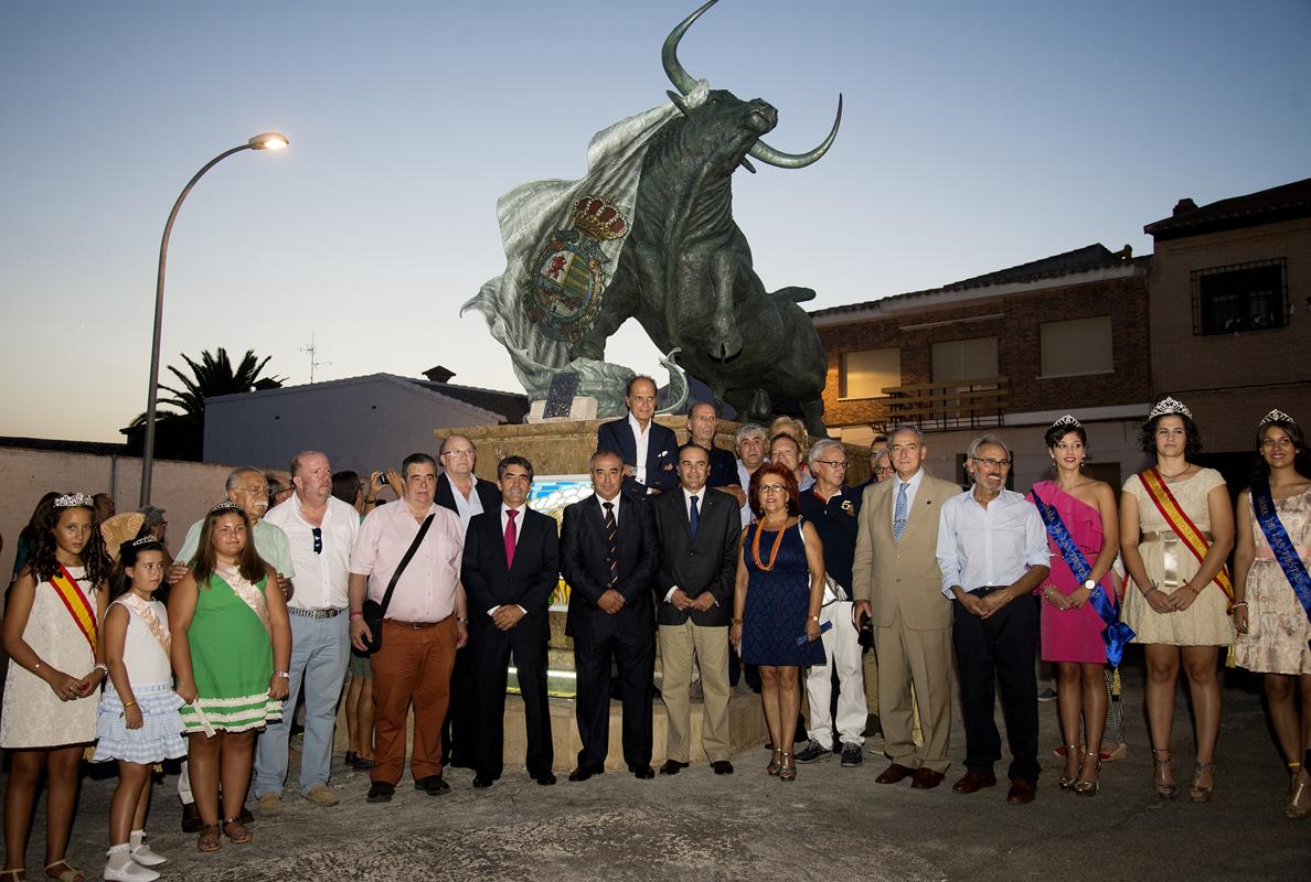 Autoridades y Reina y Damas de honor de las fiestas, tras la inauguración