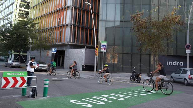 Varios ciclistas circulan por la nueva 'superilla' de Poblenou