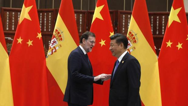 El presidente chino, Xi Jinping, y el presidente del Gobierno español en funciones, Mariano Rajoy