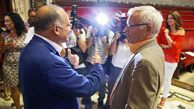 Joan Calabuig y Joan Ribó, este lunes en el Ayuntamiento de Valencia