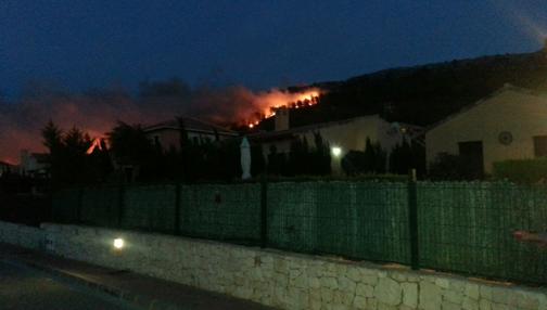 Imagen de las llamas en la urbanización El Tosalet tomadas el mismo domingo por la noche