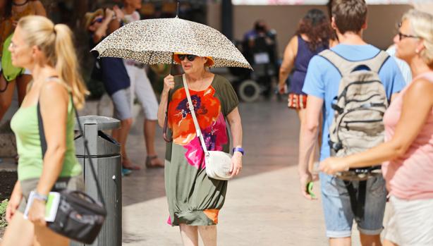 Una mujer se protege del calor en Valencia en una imagen tomada el pasado lunes