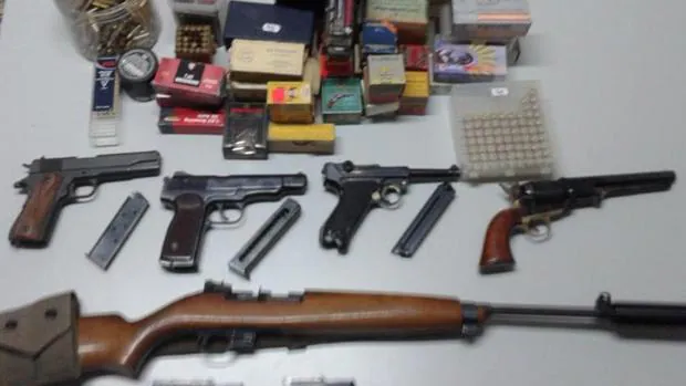Fotografía facilitada por la Guardia Civil con las armas intervenidas en una empresa de Tauste