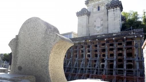 Un sector de nichos del cementerio de La Almudena, apuntalado tras un derrumbe reciente