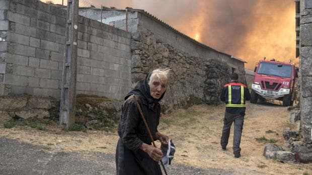 Una anciana en el incendio del municipio orensano de Muíños, que afecta al Parque Natural del Xurés