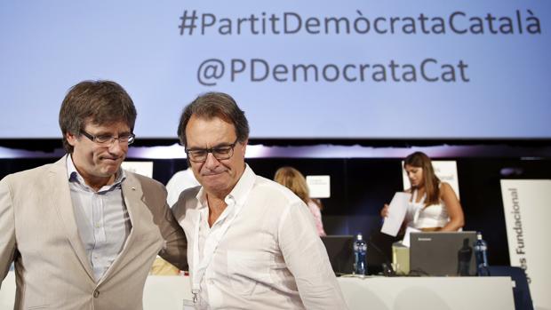 Puigdemont y Mas, durante el Congreso en que se escogió el nuevo nombre del partido