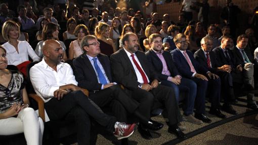 Autoridades que asistieron al acto de presentación