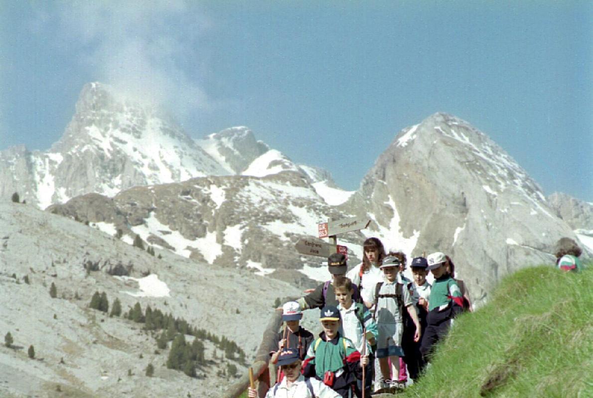 Turistas practicando senderismo en el Pirineo aragonés