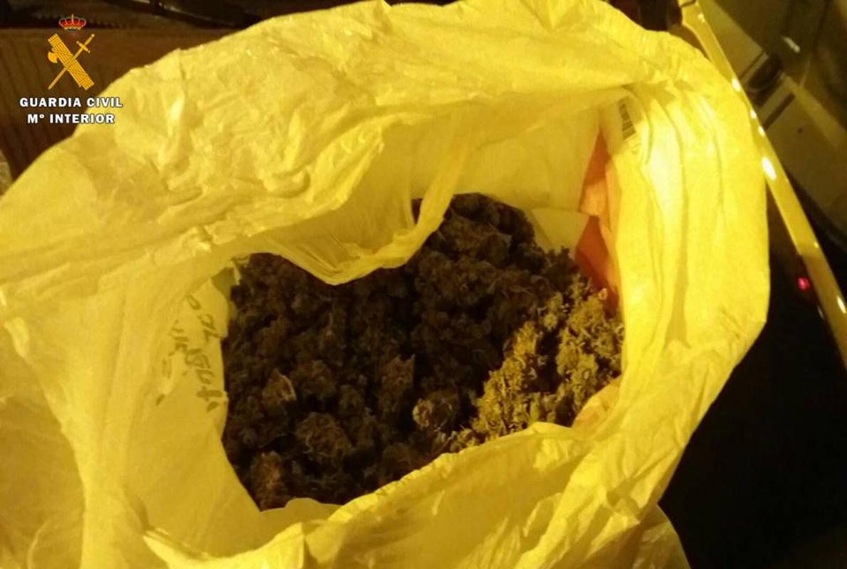 Una de las bolsas llenas de marihuana que ha intervenido la Guardia Civil