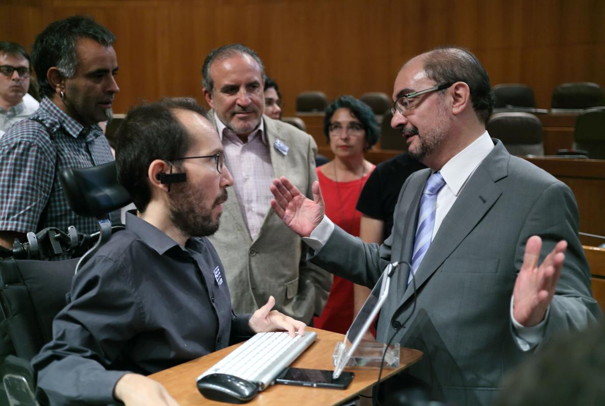 El presidente Lambán, líder del PSOE aragonés, junto al dirigente regional de Podemos, Pablo Echenique