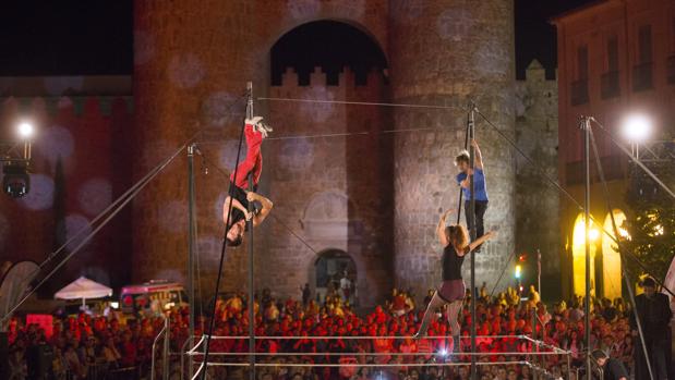 Cie 100 Isues, grupo francés con su circo de acrobacias extremas a los pies de la muralla