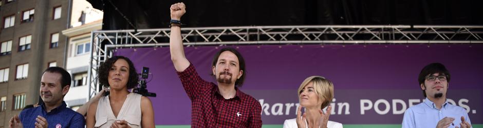 El líder de Podemos, Pablo Iglesias (i), acompañado por la candidata a lehendakari, Pili Zabala (2d), y la secretaria general de Podemos Euskadi, Nagua Alba (2i), durante un acto de campaña celebrado hoy en Barakaldo