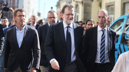 Rajoy, a su llegada al lugar del accidente, el viernes por la tarde