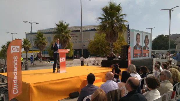 Albert Rivera se dirige a los simpatizantes congregados ante el puerto deportivo de Vigo