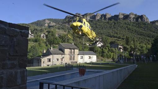 Un helicóptero carga agua en una piscina