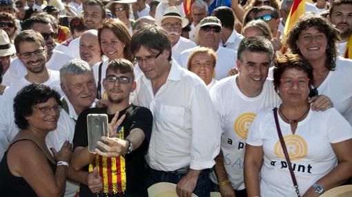 Puigdemont rompe la neutralidad institucional y se une a la marcha soberanista