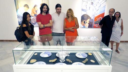 Los artistas de la muestra, con visitantes tras la inauguración