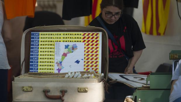 Pegatinas de la «República Catalana» y un mapa que incluye Baleares y la Comunidad Valenciana