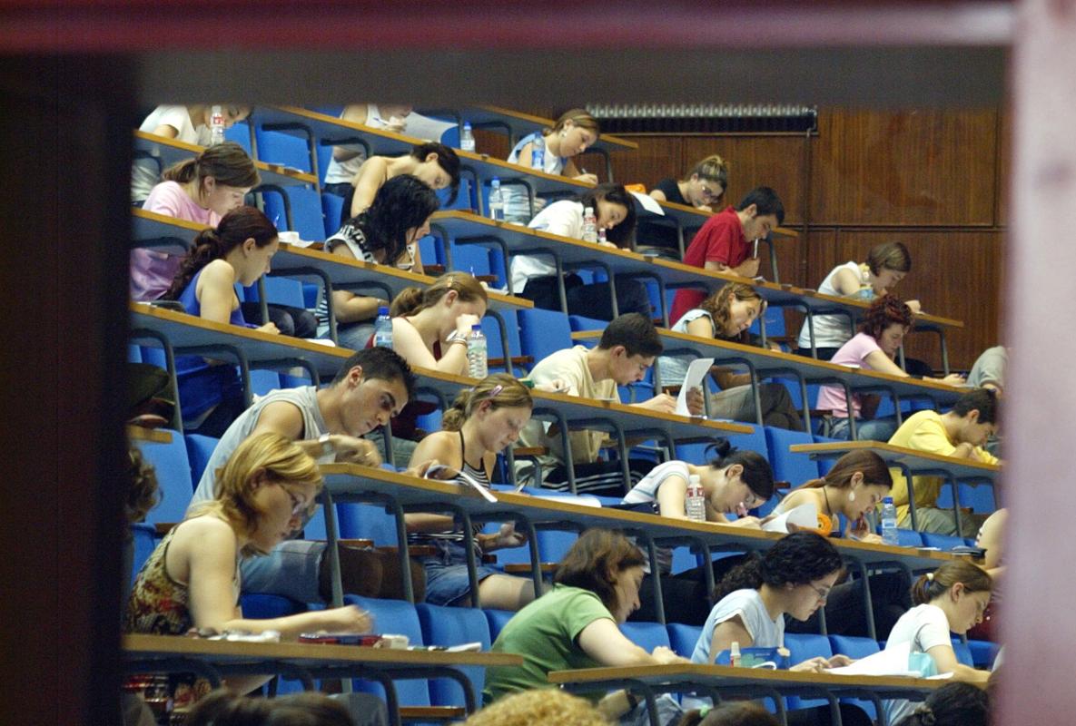 Alumnos durante unos exámenes de Selectividad en la Universidad de Zaragoza